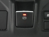 パーキングブレーキは便利な電動式!ボタン一つで操作でき、アクセルを踏めば自動で解除されます♪レバーやペダルがないので運転席廻りもすっきりしますね♪