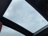 【パノラマルーフ】解放感溢れるパノラマルーフ☆車内には爽やかな風や太陽の穏やかな光が差し込みます☆