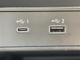 【充電用USB端子】センターコンソールにスマホなどの充電に便利な専用USB端子を2口装備。