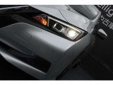 純正LEDヘッドライトは暗い夜道も明るく照らしナイトドライブをサポートいたします。