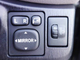 ボタン1つでサイドミラーの開閉ができる電動格納ミラーを搭載しています。雨の日や寒い日など、窓を開けたくない日に重宝する機能です。
