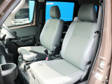 運転席助手席の様子です。運転席だけでなく助手席にもエアバックが設置されており安全性も配慮されています。(販売時には開発中の専用シートカバーを装着する予定です)