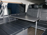 テーブル付きの為、車中泊する方にも使い勝手の良い内装車両になっております。