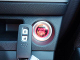 鍵はスマートキーを搭載しております。ボタン操作1つで簡単にドアの施錠・解錠を行えるので、車の乗り降りの際にもたつくことがありません!