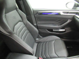 シートヒーター付きレザーシート。フォルクスワーゲンのシートは、ドライブ中の身体をしっかりと支え、正しい姿勢で運転することを考慮しています。