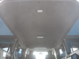 天井には、ダークプライムII特別仕様専用のブラックルーフ&ブラックピラーが装着されています! 車内全体に高級感が漂っています。