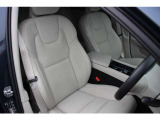 専用パーフォレーテッドナッパレザーシートは運転席助手席ともマッサージ機能や、シートヒーター/ベンチレーションといった便利な機能がご利用いただけます。
