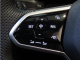 【ACCアダプティブクルーズコントロール=前車追従機能】&【オーディオボリューム用コントロール】 スイッチ。