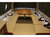 3名就寝が可能なベットスペースはセンターテーブルも同時使用がOK!