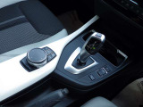 BMWの電子式シフトレバーはシンプル設計で機能的です。誤操作防止機能になっています。非常に綺麗で傷も少なくコンディションのいい状態です。