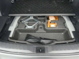 【パンク応急修理キット・工具】最近はパンク応急修理キットが標準ですね。タイヤの無い分軽量化と収納スペースが確保できますね。