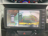車庫入れするときに安心なバックカメラが装着されています。 シフトレバーをRにいれると、後部の映像に自動的に切り替わります。