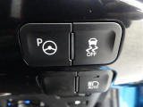 ハンドルにPマークはパーキングアシストです超音波センセンサーで障害物を検知し駐車スペースを判断、駐車スペースの前で停車しスイッチを押せば後退の誘導とステアリング操作を自動アシストします。