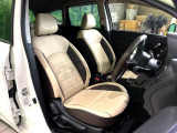 【グレード専用レザーシート】汚れのふき取りが容易でメンテナンスもが簡単な、機能性に優れる合成皮革を採用した上質なシートです。座り心地もよく、高級感あふれる心地良い車内空間を演出してくれます。