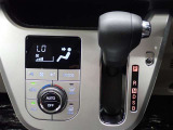 低燃費&走りをスム-ズにしてくれるCVTシフトと大きなスイッチで操作性のいいオートエアコン