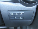 アイドリングストップ、LDWS車線逸脱警報システム、DSC横滑り防止装置、パーキングセンサーは運転席のスイッチでオンオフが可能です。カメラビューの切替スイッチも付いています。