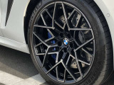 BMW純正ホイール。20インチM ライト・アロイ スタースポーク・スタイリング813M。洗練されたデザインで、足元の個性を引き立てます。