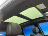 ●パノラマサンルーフ:開放感たっぷりの希少装備、サンルーフが装着されています!車内に明かりを取り入れたり景色を楽しむ以外にも、車内の空気も簡単に換気できて快適です!