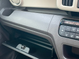 エアコンパネル下に、前席のシートヒータースイッチ、充電用USBジャック、ナビ連動用USBジャック、12Vアクセサリーソケットがあります。シートヒーターはエアコンより早く暖かくなり寒い朝でも安心です♪