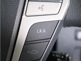 【LKA/レーンキーピングアシスト】高速道路等の運転時に道路白線(黄線)をカメラで認識し、電動パワーステアリングを制御することで、車線に沿った走行がしやすいように、ハンドル操作をサポートします!