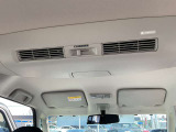 リヤシーリングファンに「ナノイー」発生機能を新装備。「ナノイー」を運転席側吹き出し口からの風に乗せて、きれいな空気を車内全体に届けます。