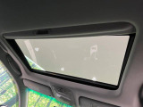 【サンルーフ】ボタンひとつで開閉可能!開放感たっぷりのサンルーフが装着されています!車内に明かりを取り入れたり景色を楽しむ以外にも、よどみがちな車内の空気も簡単に換気できて快適です!
