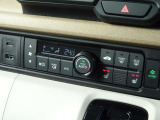使いやすいフルオートエアコン♪運転席&助手席にはシートヒーターを装備♪ナビ連動のUSBや充電機能のジャックも備えています。