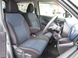 ベンチタイプのフロントシートは座面が大きく、しっかり体を支えてくれます。サイドエアバックの安心感に、ハイトアジャスターとチルトステアリングも装備。左右ドアガラスは99%紫外線カット!!