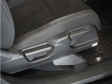 運転席側シートアジャスター シートを座りやすい高さに調節可能ですよ。