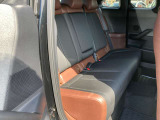 リアシートは足元下を広く後席の方もシート面積を十分にとり、ロングドライブにも対応しています。