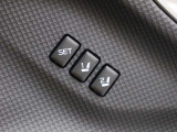 ポジションメモリー付シートです。位置を記録しておくことが出来るのでご家族や複数の方で車を乗られる方には便利な機能です。