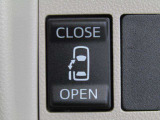 左側電動のスライドドアスイッチです。室内の開閉スイッチでゲストを向かえる際、さりげなくドア開閉スイッチをON。スマートですね!