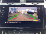 ギヤセレクターレバーをリバース(R)に入れると、バックカメラが作動し後方の映像をディスプレイに映し出します。緑のガイドラインと赤い停止ラインで車両後退時の安全をサポートします。
