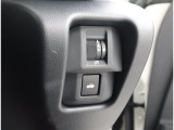 ヘッドライトの高さ調整が出来ます。トランクを開けるときは車内からボタン操作1つで開けられます