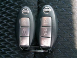 インテリジェントキー ドアロックの開閉やエンジンスタートの操作もボタンひとつでOKなんです。お買い物で、両手が塞がっている時もキーをポケットに入れていればボタン一つでドアロックを開閉出来ますよ!