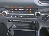 運転席と助手席で温度設定が変えられるデュアルエアコン付きです。四季を通じて車内を快適温度に保ちます。また品質の高いスイッチ類の手触りや操作性にも注目してください