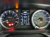 スピードメーターは右に速度計・左に回転計中央にインフォメーションディスプレイが有ります。