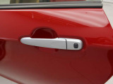 電子カードキーを携帯していれば、運転席・助手席のスイッチを押すだけでドアの施錠・解錠ができ、トランク部のリクエストスイッチを押せばトランクがオープン