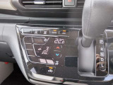 車内を年中快適に保ってくれるタッチパネル式オートエアコン。