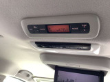 前席エアコンがONの状態で、後席の専用操作パネル操作で温度と風量を直接操作できます。