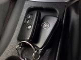 鍵がポケットの中でもドア開閉・エンジンスタートが可能な便利なスマートキーです!