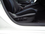 運転席&助手席電動シート シートポジションを細かく調整出来ます。基本動作はリクライニング、前後、シートの高さは膝側と腰側の部分で別々に高さ調整が出来ます。電動なので微調整が可能です。(写真は運転席側)
