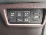 衝突被害軽減ブレーキを初め、横滑り防止装置等の安全装備も充実。バックハッチは運転席からボタン操作で電動開閉できます。