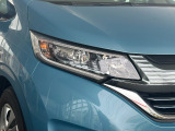 先進のLEDヘッドライトは、高効率・低消費電力タイプのライトで、より広い範囲を照らせます。
