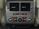 【3ゾーンクライメートコントロール】運転席・助手席・後席でそれぞれ好みの設定が可能です。後席の左右どちらからも温度設定を変更できますが、左右で異なる設定にすることはできません。
