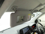 運転席、助手席のサンバイザーの裏にはバニティミラーが装備、身だしなみに役立ちます。