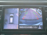 これが【アラウンドビューモニター】上空から見下ろしているかのような映像を映し出して、スムーズな駐車をアシスト