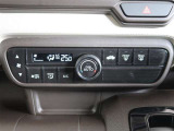 オートエアコンを装備しておりますので、四季を通じて車内を快適な温度に保つことが出来ます!高級感が有りますね!