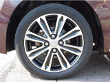 ピアブラックに切削光輝加工が施されたエレガントなデザインの15インチ純正アルミホイール。タイヤサイズは165/55R15