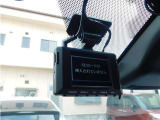 万が一の時の決定的瞬間を映像で記録する前後2カメラタイプのドライブレコーダーを装備。
